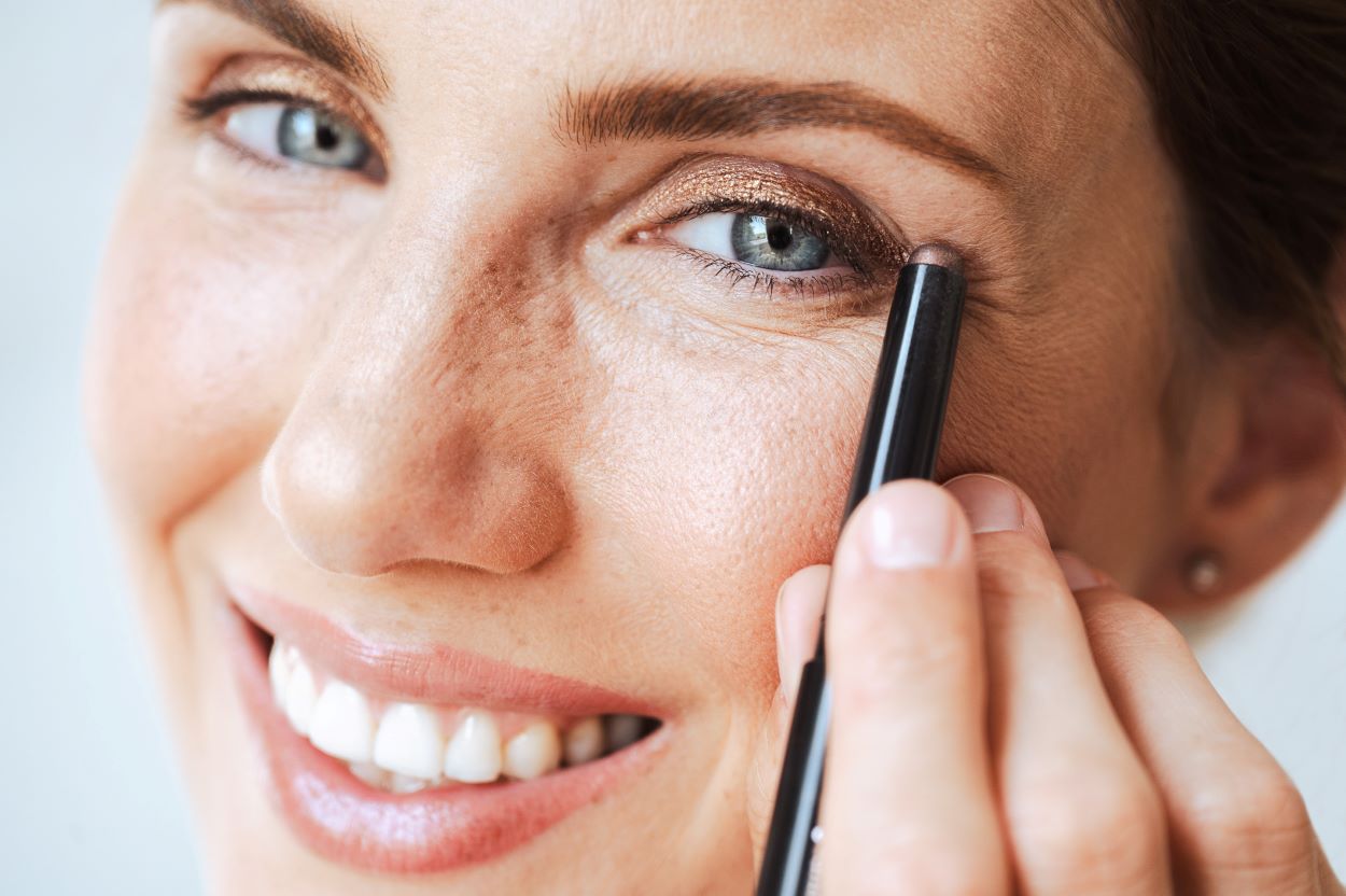 Krémový očný tieň a linka 2 v 1, Dermacol