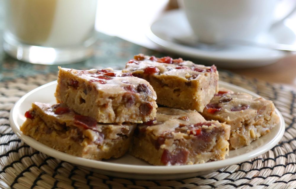 jablkový koláč s hrozienkami a brusnicami