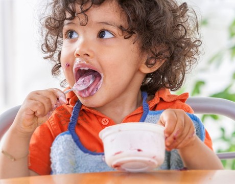 Rodičia priznali, že takmer polovica slovenských batoliat pravidelne jedáva pred obrazovkou