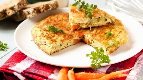 Na raňajky aj večeru: Lahodná cuketová omeleta s ricottou je hotová raz-dva!