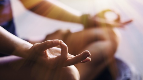 Mudry alebo čo znamenajú rôzne zloženia prstov nielen pri joge?