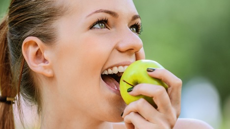 Zabudni na tabletky: Vyskúšaj tieto overené liečivé recepty z jabĺk!
