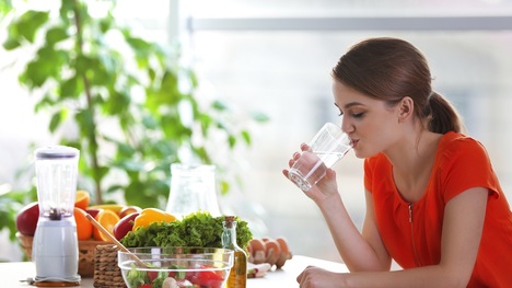 Len piť vodu nestačí: Jedz týchto 7 hydratujúcich potravín