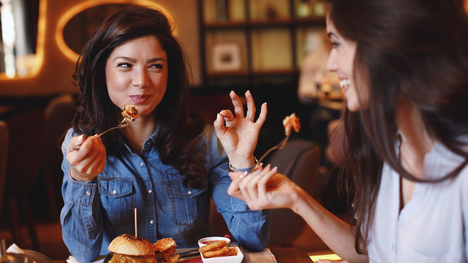 Zdravé stravovanie v reštaurácii: Experti radia, ako na to!