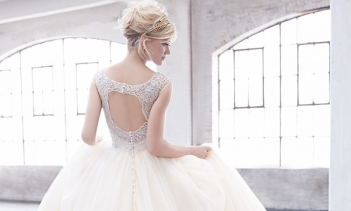 Elegantné svadobné šaty s klasickými detailmi