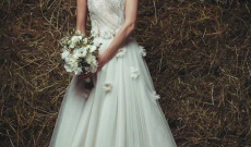 Elegantné svadobné šaty s klasickými detailmi - KAMzaKRASOU.sk