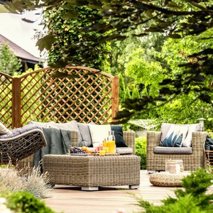Záhradný nábytok a vybavenie: Toto by ti na záhrade nemalo chýbať!