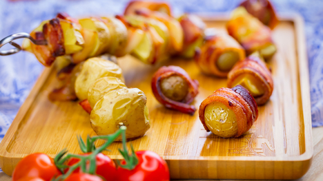 RECEPT: Pečené zemiaky v cesnakovej slanine