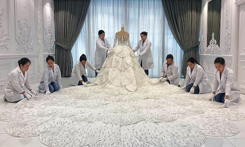 Luxusné svadobné šaty s viac ako 200-tisíc Swarovského krištáľmi: Kto si tento luxus obliekol?