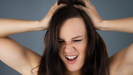 Čo spôsobuje bolesť vlasov? Áno, je možná a svoje o tom vie aj Cara Delevingne