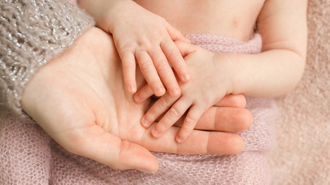 Striháme nechty bábätku – ako ich ostrihať bez veľkého plaču?