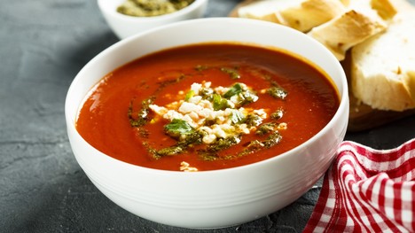Pečená paradajková polievka s feta syrom: Lepšia než klasická