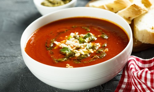 Pečená paradajková polievka s feta syrom: Lepšia než klasická
