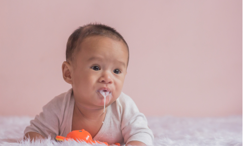 Keď bábätko zvracia: Aké sú príznaky novorodeneckého refluxu?