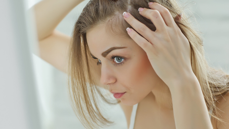 Ako zastaviť vypadávanie vlasov? Tieto fakty ťa prekvapia!