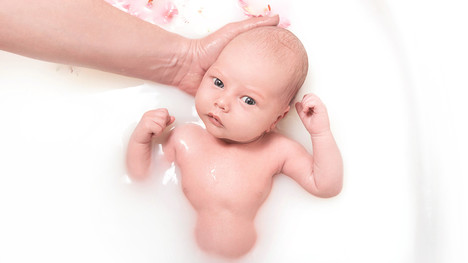 Je kúpeľ v materskom mlieku pre dieťa zdravý? Toto sú jeho výhody!