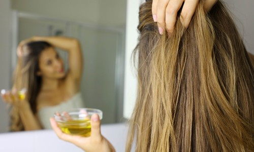 Rozmarínový olej na vlasy: Ako ho používať, aby boli pevnejšie a rástli rýchlejšie?