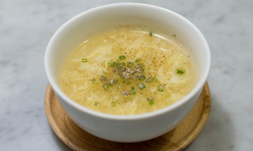 Zapražená vajíčková polievka – tradičný recept od babičky