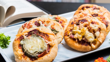 Recept na chutné mini pizze – pochutnajú si vegetariáni aj mäsožrúti!