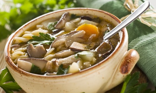 Rýchla hubová polievka s cestovinami: Jedinečná chuť v tradične netradičnej pochúťke!