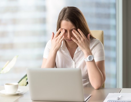 Ako zabrániť únave očí pri práci s počítačom? Takto nebude zrak trpieť!