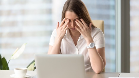 Ako zabrániť únave očí pri práci s počítačom? Takto nebude zrak trpieť!