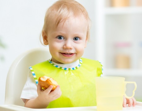 BLW metóda: Ako na prvé príkrmy alebo keď sa dieťa kŕmi samé