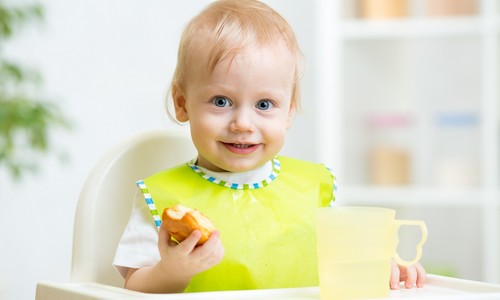 BLW metóda: Ako na prvé príkrmy alebo keď sa dieťa kŕmi samé