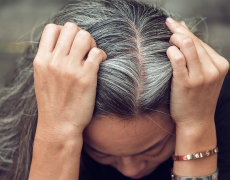Vedci prišli na to, prečo šedivejú vlasy: Ako tomu predísť?