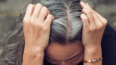 Vedci prišli na to, prečo šedivejú vlasy: Ako tomu predísť?