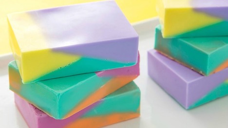 Umývanie rúk môže byť zábavné - vyrobte si farebné mydlo