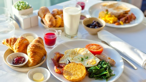 Čo by sme nemali jesť na raňajky? Týmto si nevedome škodíme!