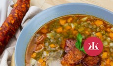 RECEPT: Chutná domáca šošovicová polievka s klobáskou