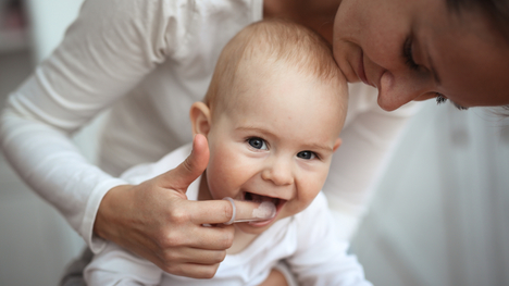 Čo môže znamenať smrad z úst bábätka a kedy treba zakročiť?