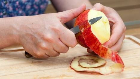 Jablkové šupky: 3 tipy, ako ich využiješ vo svoj prospech!