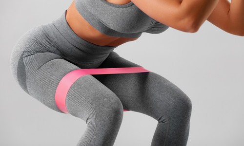 TOP cviky s gumou na precvičenie celého tela – náročné, no účinné!