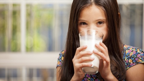 Dva poháre mlieka nielen pre zdravé kosti a zuby