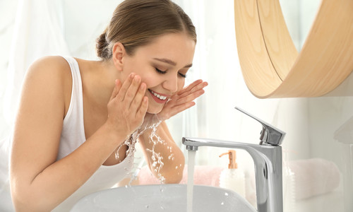 Umývanie tváre v studenej vode: Áno či nie?!