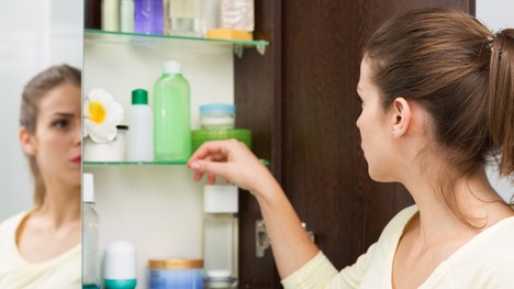Hygienické pravidlá pre kozmetiku: Na čo si posvietiť v kúpeľni?