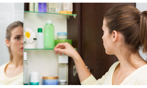 Hygienické pravidlá pre kozmetiku: Na čo si posvietiť v kúpeľni?