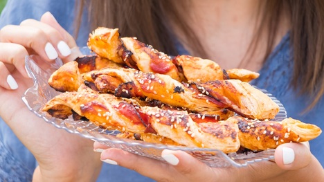 RECEPT: Pikantné slaninové tyčinky z lístkového cesta – vhodné na každú príležitosť