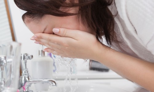 Umývanie tváre studenou vodou – ÁNO alebo NIE? (Ne)škodí našej pleti?!