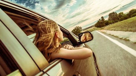 Cestovanie s neznámymi v aute: Ako stopovať či zdieľať dopravu?