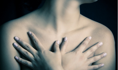 Ženy nie sú spokojné so svojimi prsiami. Tu sú 4 dôvody prečo.