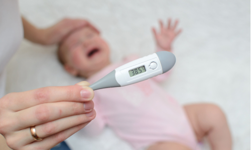 Horúčka u bábätka: Kedy je bežná a kedy je naozaj nutné zakročiť?