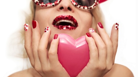 Valentínska manikúra 2021: Inšpiruj sa týmito zamilovanými dizajnmi!