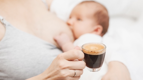 Kofeín počas dojčenia: Môže jeho príjem uškodiť bábätku?