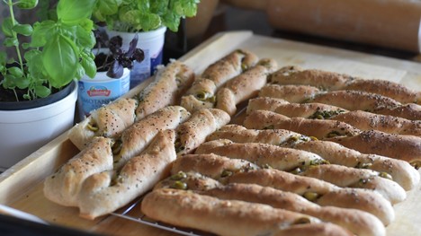Olivové špaldovo–pšeničné prútiky: Ochutené bazalkou a cesnakom