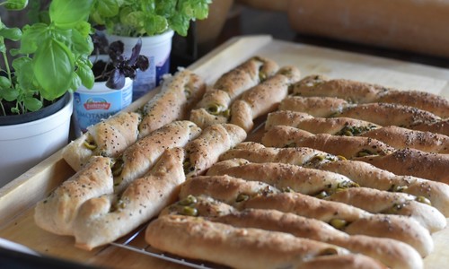 Olivové špaldovo–pšeničné prútiky: Ochutené bazalkou a cesnakom