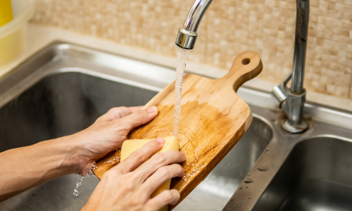Ako vyčistiť dosku na krájanie? Tieto kuchynské triky musíš poznať!